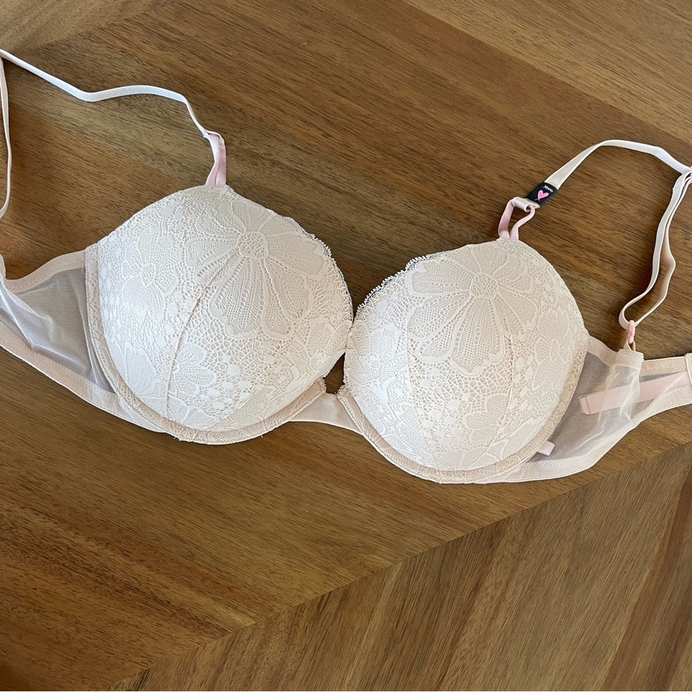 Victoria’s Secret 34DDD push up bra new with tags